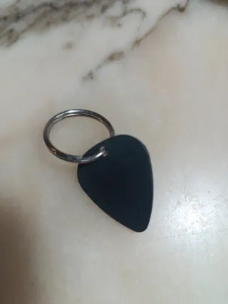 Púa de guitarra negra con purpurina roja