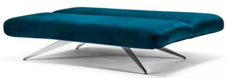 Divano letto in tessuto microfibra blu.