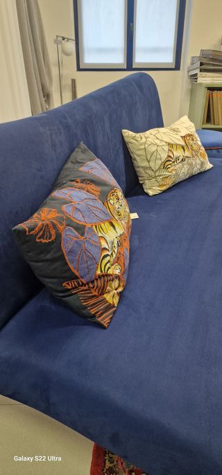 Divano letto in tessuto microfibra blu.