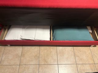 Divano letto rosso tessuto