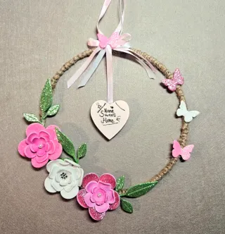 Corona decorativa con fiori e farfalle