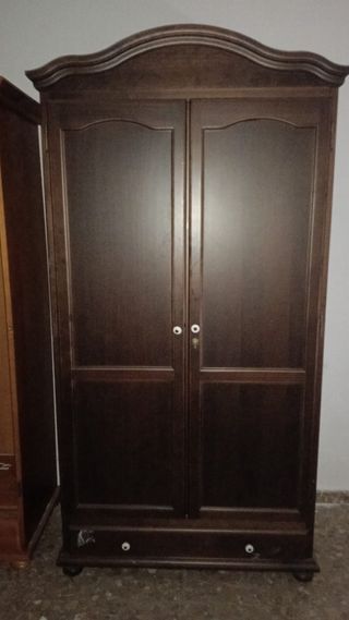 Ropero de madera pequeño