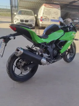 Kawasaki Ninja Sportbike Verde y Negra