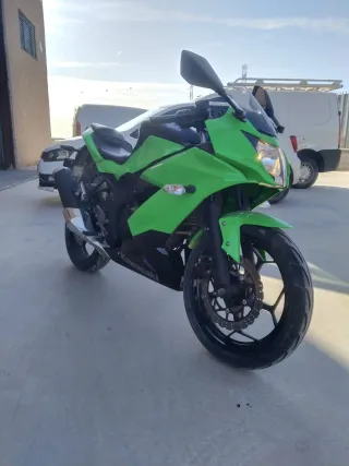 Kawasaki Ninja Sportbike Verde y Negra