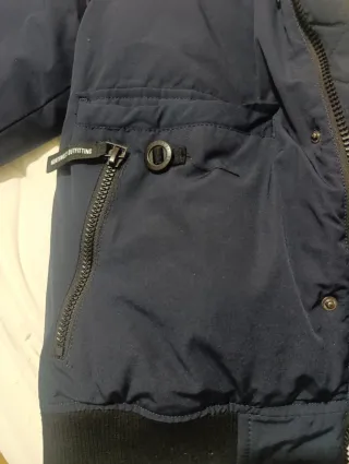 Abrigo azul con capucha y pelo