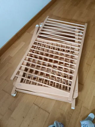 Cuna de madera con ruedas