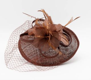 Tocado de fiesta con velo y plumas