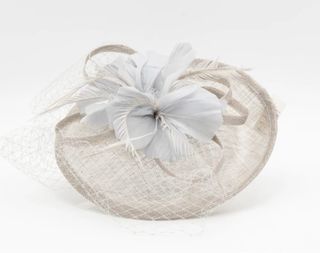 Tocado de fiesta con velo y plumas