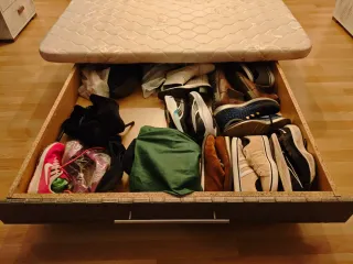 Somier con patas y cajón inferior