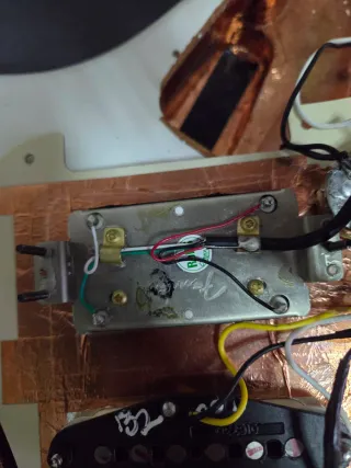 Golpeador + Pastillas Fender Player HSS