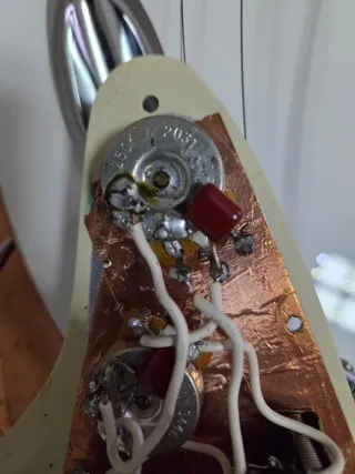 Golpeador + Pastillas Fender Player HSS