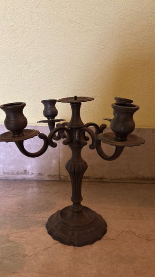 Grande candelabro antico in metallo