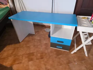 Escritorio con cajonera azul y madera clara