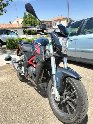 Benelli BN 251 ABS Moto Negra y Roja