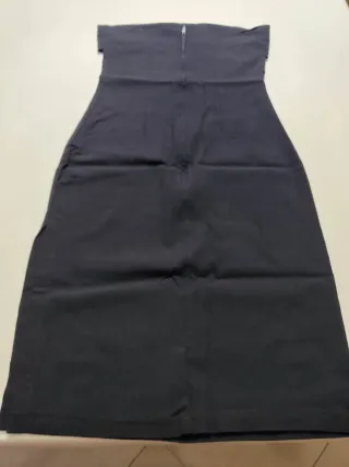 Abito nero senza spalline con spacco