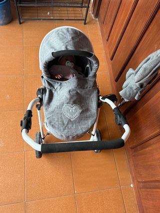 Carrito de bebé gris con capazo y sombrilla
