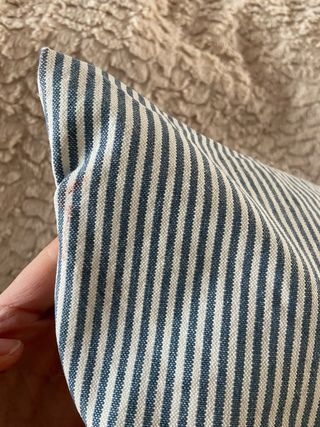 Cojín y funda con estampado de rayas