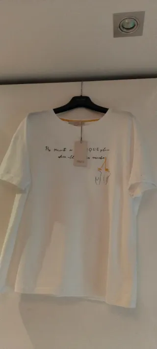 Camiseta Dolores Promesas Estampado Frontal