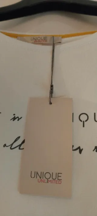 Camiseta Dolores Promesas Estampado Frontal