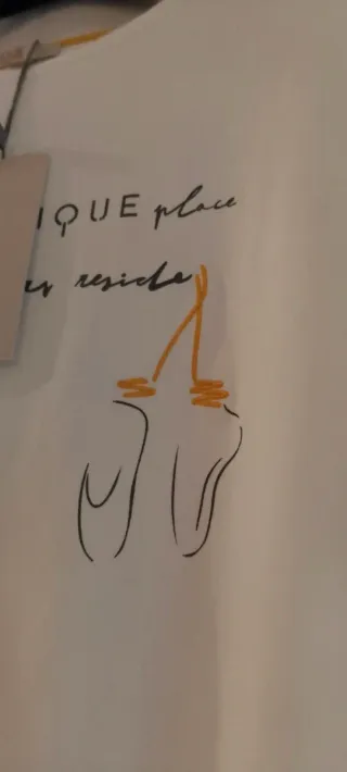 Camiseta Dolores Promesas Estampado Frontal