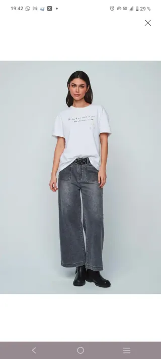 Camiseta Dolores Promesas Estampado Frontal