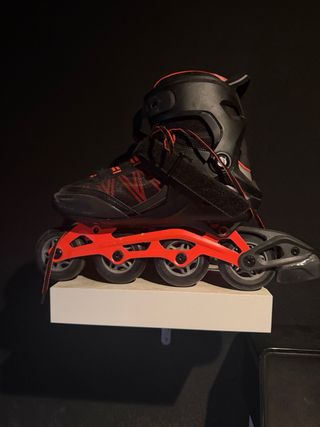 Monopattini neri e arancioni in linea