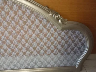 Cabezal tapizado dorado y blanco