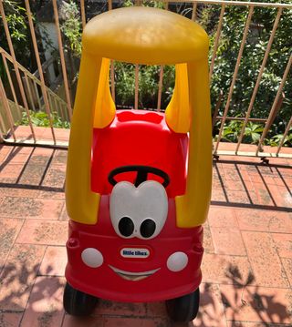 Coche correpasillos Little Tikes rojo