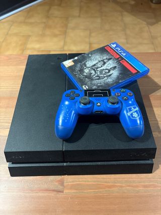 PS4 (PlayStation 4) con mando azul