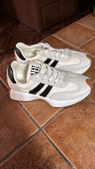 Zapatillas Blancas y Negras