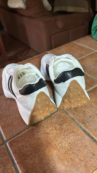 Zapatillas Blancas y Negras