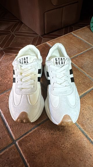 Zapatillas Blancas y Negras