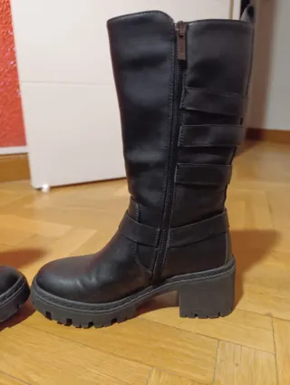 Botas altas negras con hebillas