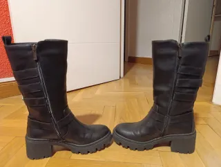 Botas altas negras con hebillas