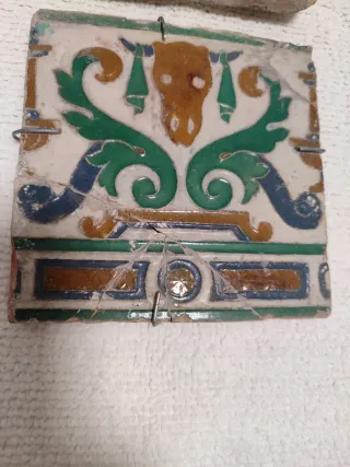 Azulejo antiguo bucráneo cabeza carnero