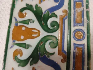 Azulejo antiguo bucráneo cabeza carnero