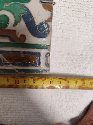 Azulejo antiguo bucráneo cabeza carnero