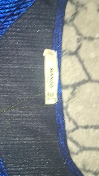 Vestido azul brillante con volantes