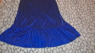 Vestido azul brillante con volantes