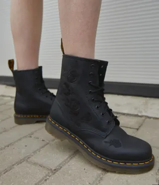 Botas Dr. Martens negras bordadas