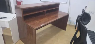Mostrador de madera marrón