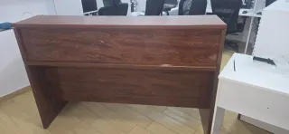 Mostrador de madera marrón