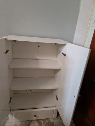 Mueble de baño blanco de madera