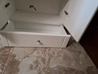 Mueble de baño blanco de madera