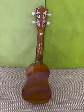Ukelele WINZZ con funda y accesorios