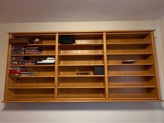 Estantería de pared de madera de cerezo