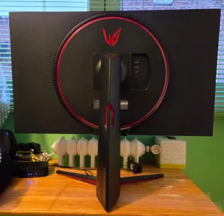 Pantalla LG UltraGear Negra y Roja