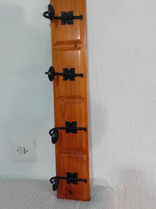 Perchero madera rústico con ganchos