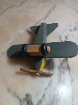 Avión de madera antiguo