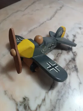 Avión de madera antiguo